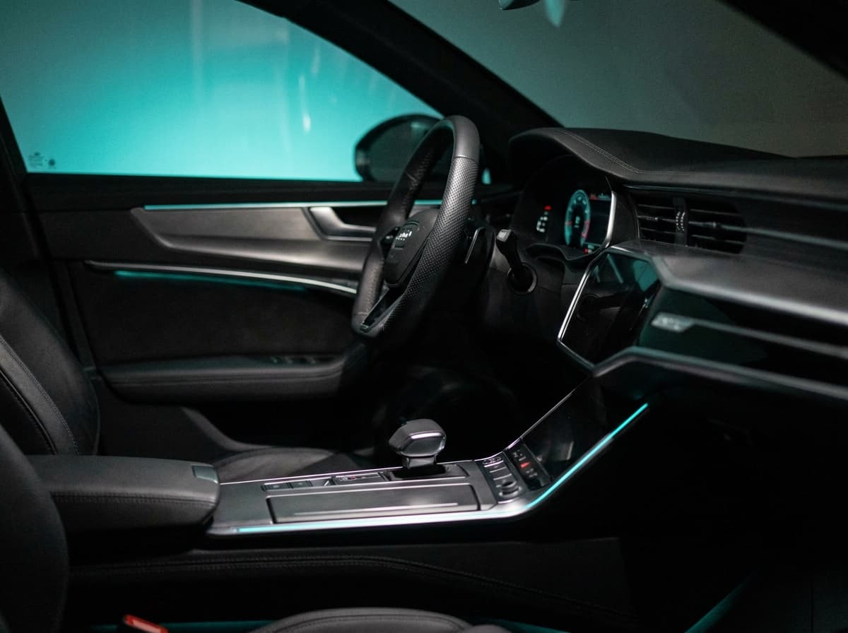 Innen — Cockpit wie neu